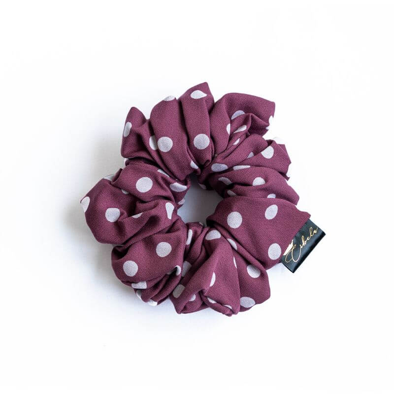 Točkasti ljubičasti scrunchie