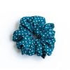Plava točkasta polka scrunchie