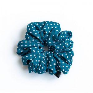Plava polka scrunchie