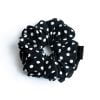 Crna polka scrunchie