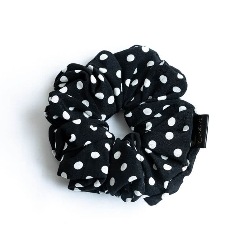 Crna polka scrunchie