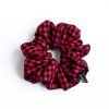 Crveni karirani scrunchie
