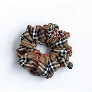 Karirani smeđi scrunchie