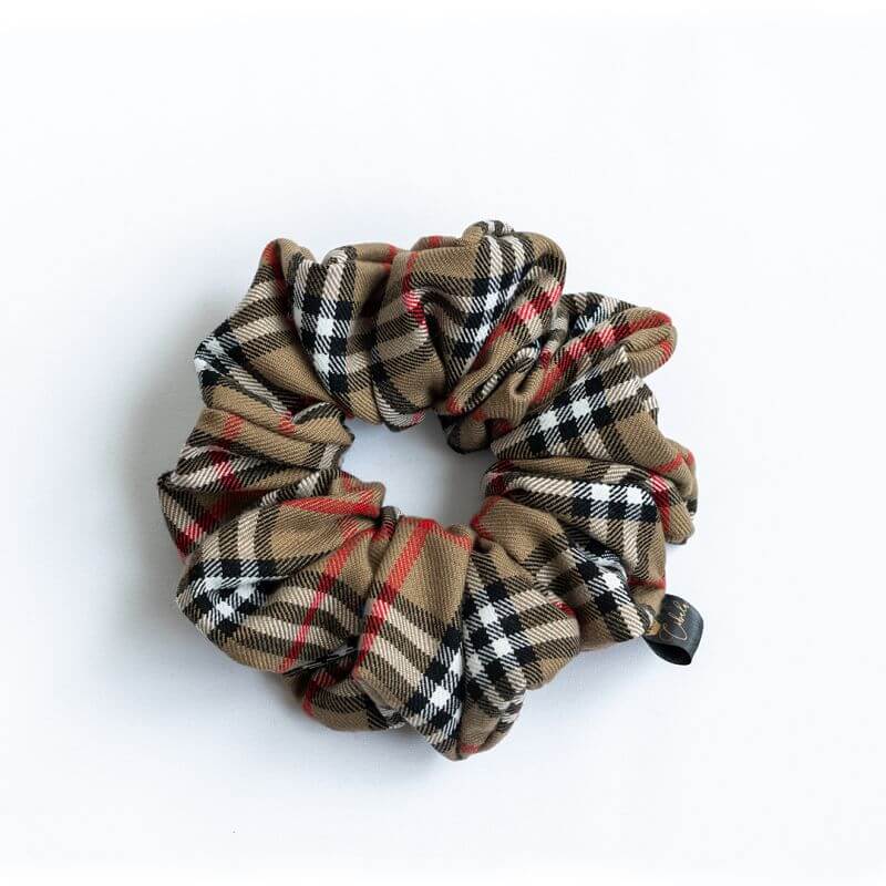 Karirani smeđi scrunchie