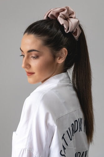 Djevojka sa scrunchiem na glavi